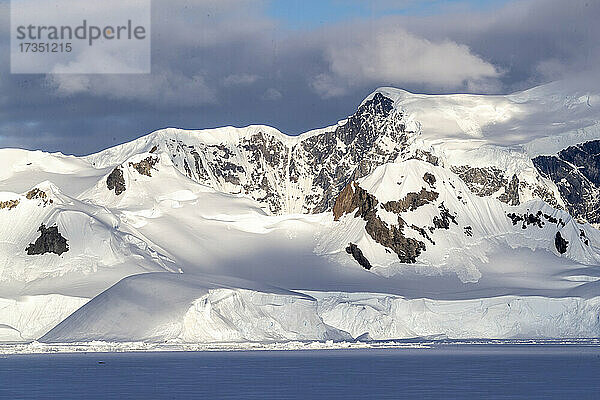 Festes Eis und schneebedeckte Berge in der Wilhamena-Bucht  Antarktis  Polarregionen