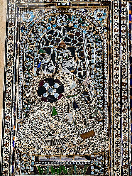 Darstellung von Soldaten  kunstvolle Einlegearbeit  Stadtpalast  Udaipur  Rajasthan  Indien  Asien