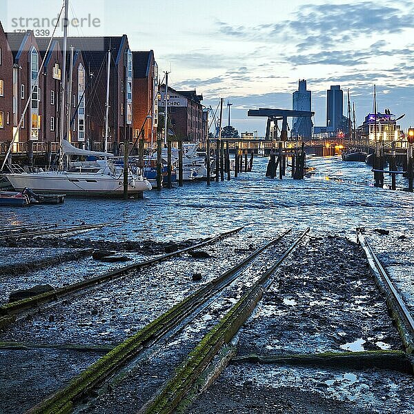 Husumer Hafen  Binnenhafen mit Slipanlage  Tidehafen bei Ebbe am Abend  Stadthafen  Husum  Nordfriesland  Schleswig-Holstein  Deutschland  Europa