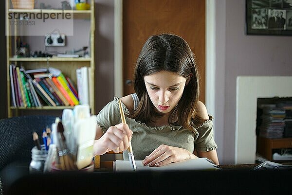 Ein junges Mädchen malt und nimmt an einem Online-Kunstkurs während der Coronavirus-Abriegelung teil. Mai 2020 UK
