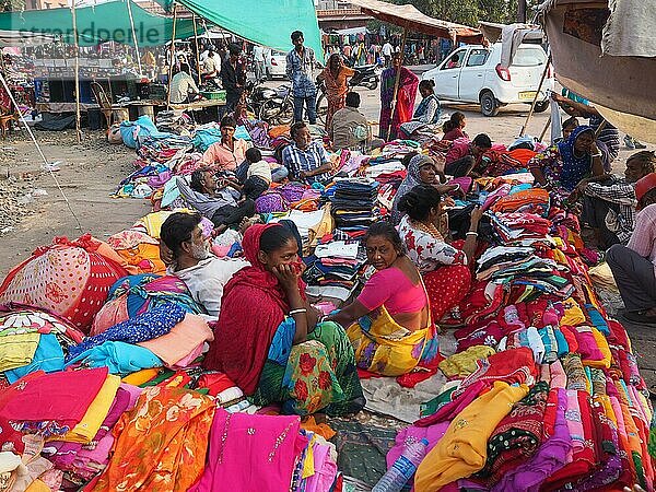Verkäuferinnen und Verkäufer bietet am Marktstand Textilien an  Jodhpur  Rajasthan  Indien  Asien