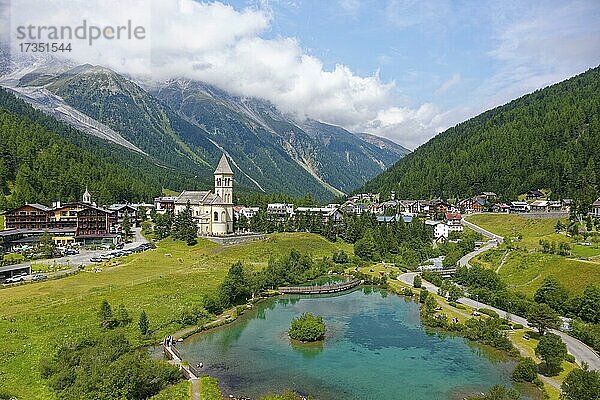 Luftaufnahme  Vorne Teich  dahinter Pfarrkirche St. Gertaud  hinten links Parc Hotel  hinten Ortler-Massiv  Bergdorf Sulden  Solda  Ortsteil der Gemeinde Stilfs  Suldental  Ortler-Alpen  Ortles  Vinschgau  Trentino-Südtirol  Italien  Europa