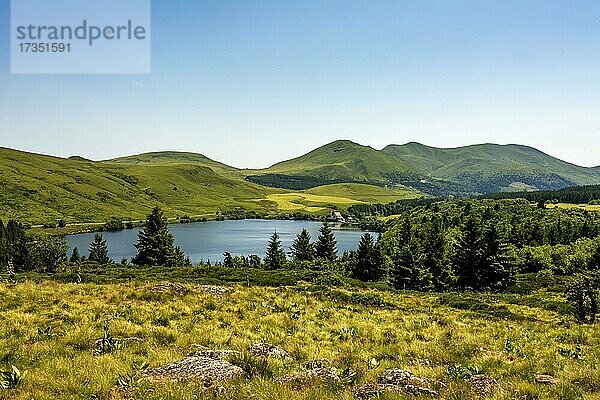 Das Sancy-Massiv im Hintergrund und der See von Guery  Departement Puy de Dome  Naturpark der Vulkane der Auvergne  Puy de Dome  Frankreich  Europa