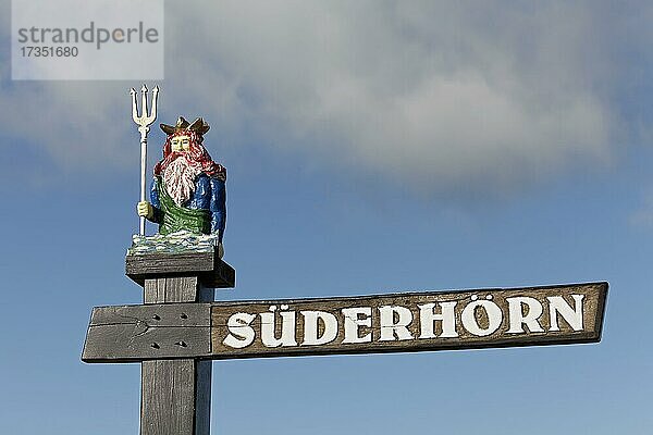 Originelles Straßenschild mit geschnitzter Figur  Neptun mit Dreizack  Süderhörn  List auf Sylt  Nordfriesische Inseln  Schleswig-Holstein  Deutschland  Europa