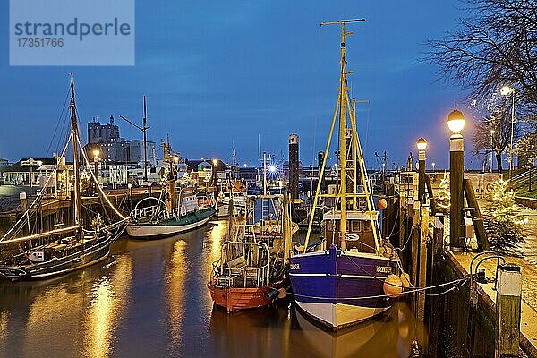 Historischer Hafen zur Weihnachtszeit am Abend  Büsum  Dithmarschen  Schleswig-Holstein  Deutschland  Europa