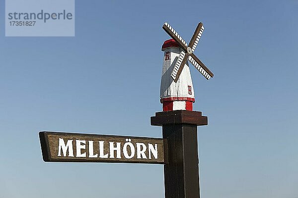Originelles Straßenschild mit geschnitzter Windmühle  Mellhörn  List auf Sylt  Nordfriesische Inseln  Schleswig-Holstein  Deutschland  Europa