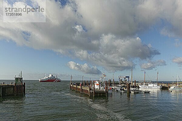 FRS Syltfähre fährt in den Lister Hafen  List auf Sylt  Nordfriesische Inseln  Schleswig-Holstein  Deutschland  Europa