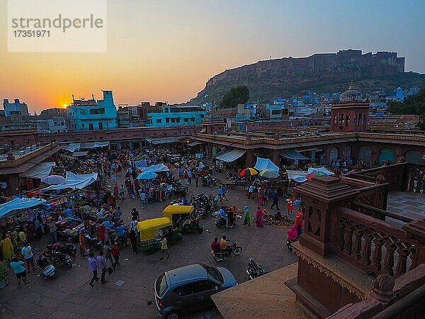 Abendstimmung im Sardar Markt  Altstadt und Mehranghar Fort  Jodhpur  Rajasthan  Indien  Asien