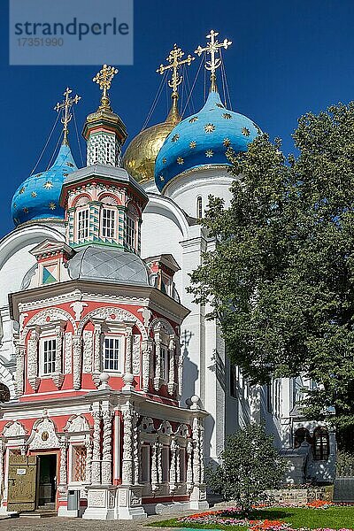 Uspenskij-Speicher-Kapelle  Heilige Dreifaltigkeit-St.-Sergius-Lawra  Goldener Ring  Russland  Europa