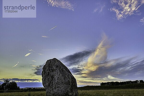 Avebury  Stehender Stein  Neolithisch  Prähistorisch  Sonnenuntergang  Vapour Trail  Wiltshire  Egland