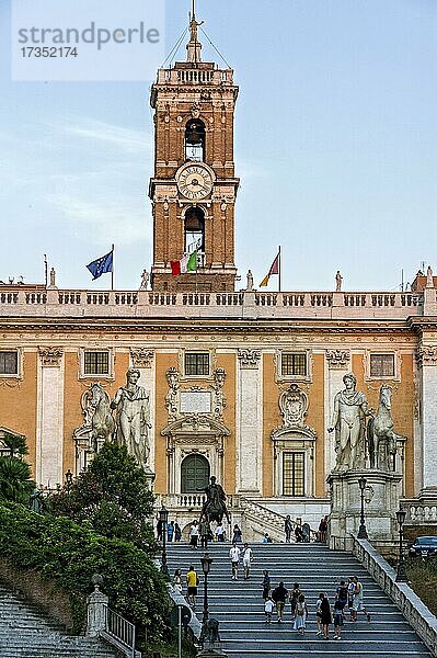 Kapitol mit Senatorenpalast und Statuen monumentaler Diskuren am Treppenaufgang  Piazza del Campidoglio  Rom  Latium  Italien  Europa