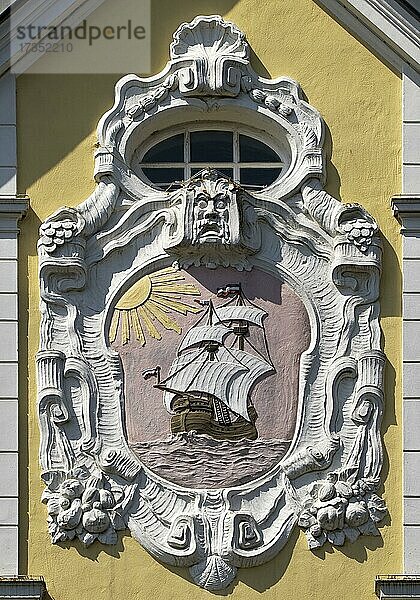 Fassadendetail mit einem Schiff  Husum  Nordsee  Nordfriesland  Schleswig-Holstein  Deutschland  Europa