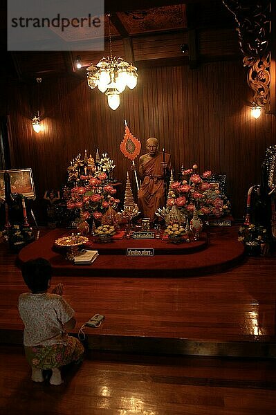 Abgedunkelter Anbetungsraum mit Mönchsstatue in buddhistisches Kloster Wat Chalong  Insel Phuket  Thailand  Asien