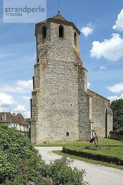 Bemalte Kirche von Verneuil en Bourbonnais  Departement Allier  Auvergne-Rhone-Alpes  Frankreich  Europa