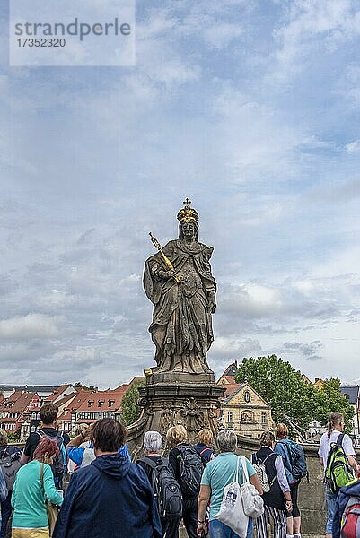 Kaiserin Kunigunde  Denkmal  Touristen  Bamberg  Bayern  Deutschland  Europa