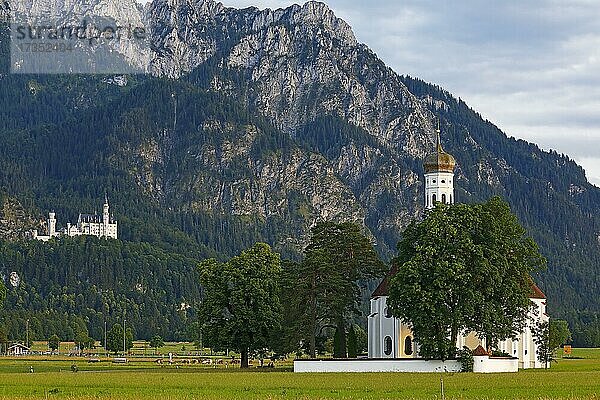 Wallfahrtskirche St. Coloman im Abendlicht  hinten Schloss Neuschwanstein  Schwangau  Füssen  romantische Straße  Ostallgäu  Allgäu  Schwaben  Bayern  Deutschland  Europa