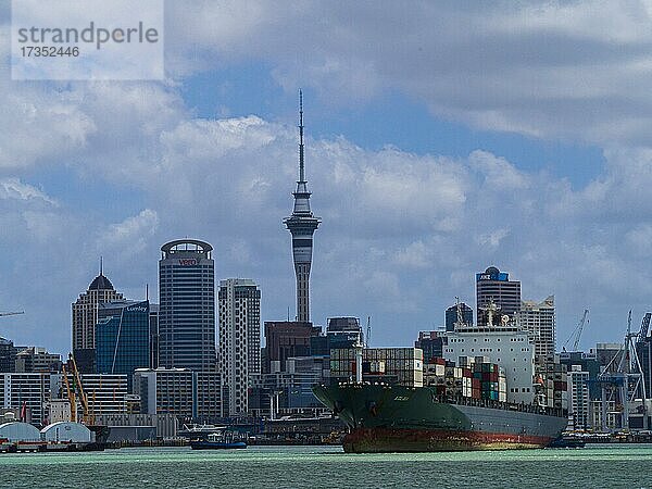 Containerschiff vor der Skyline von Auckland  Auckland  Neuseeland  Ozeanien