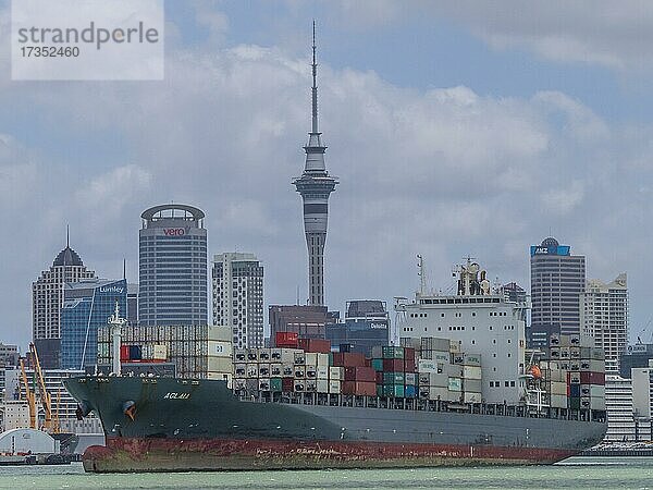 Containerschiff vor der Skyline von Auckland  Auckland  Neuseeland  Ozeanien