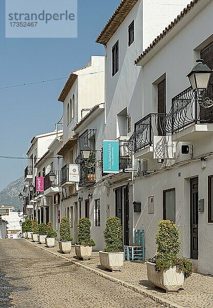 Enge Straßen mit weißen Häusern in der Altstadt von Altea  Spanien  Europa