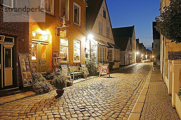 Häuser in der Straße Wasserreihe am Abend  in der auch Theodor Storm gelebt hat  Husum  Nordfriesland  Schleswig-Holstein  Deutschland  Europa