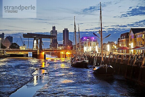 Husumer Hafen  Tidehafen bei Ebbe am Abend  Binnenhafen  Stadthafen  Husum  Nordfriesland  Schleswig-Holstein  Deutschland  Europa