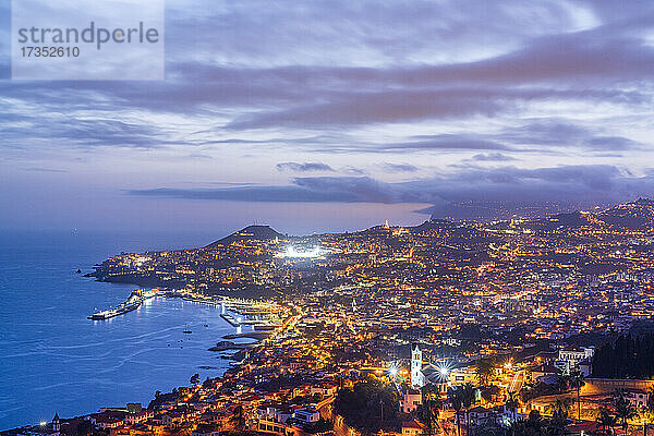 Abenddämmerung über der beleuchteten Stadt Funchal  gesehen von Sao Goncalo  Insel Madeira  Portugal  Atlantik  Europa