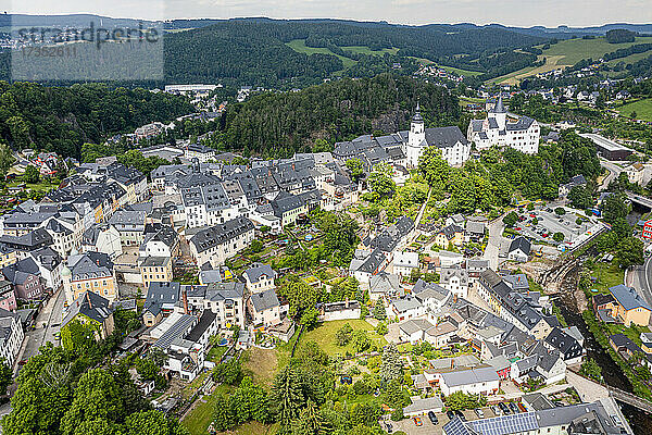 Luftaufnahme von St. Georgen Kirche und Schloss  Stadt Schwarzenberg  Erzgebirge  UNESCO-Welterbe  Sachsen  Deutschland  Europa