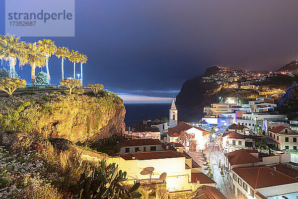 Altstadt von Camara de Lobos und Klippen in der Abenddämmerung  Insel Madeira  Portugal  Atlantik  Europa