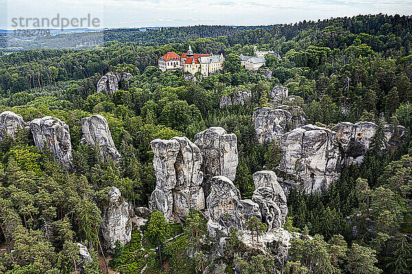 Luftaufnahme der Felsenstadt Hruba Skala mit der Burg im Hintergrund  Böhmisches Paradies  Tschechische Republik  Europa