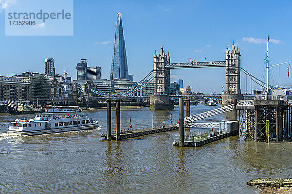 Blick auf Tower Bridge und The Shard mit Ausflugsboot auf der Themse  London  England  Vereinigtes Königreich  Europa
