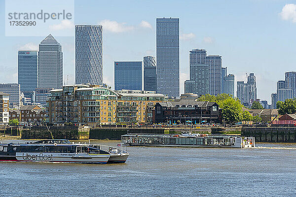 Blick auf Canary Wharf Financial District und Taxiboot vom Themsepfad aus  London  England  Vereinigtes Königreich  Europa
