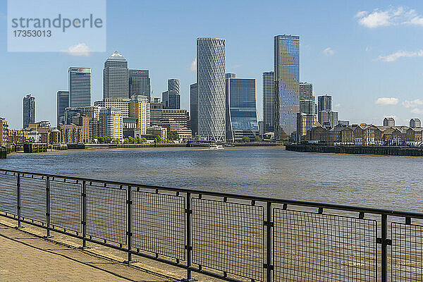 Blick auf den Canary Wharf Financial District vom Themsepfad in Wapping  London  England  Vereinigtes Königreich  Europa