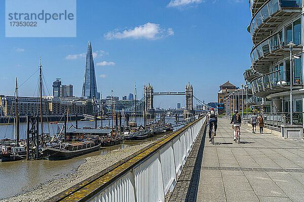 Blick auf Tower Bridge und The Shard mit Wohnungen an der Themse  London  England  Vereinigtes Königreich  Europa