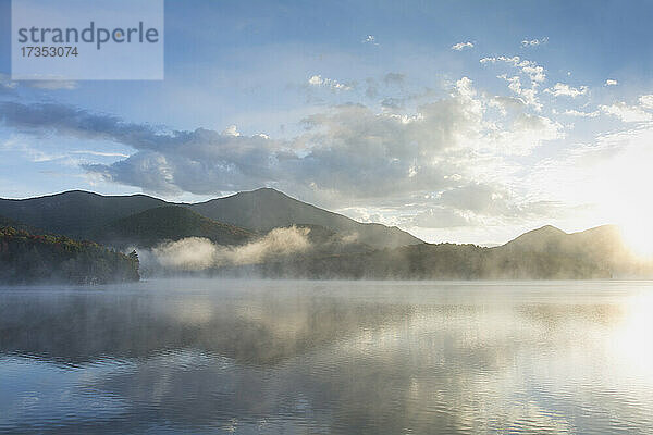 USA  New York  Whiteface Mountain spiegelt sich im Placid Lake