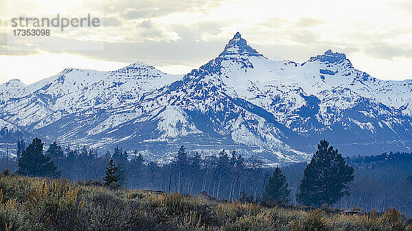 USA  Wyoming  Park County  Absaroka  malerischer Blick auf den schneebedeckten Pilot Peak