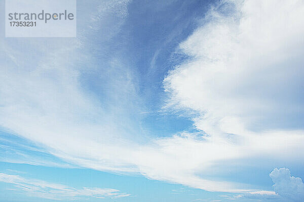 Weiße Wolken am blauen Himmel