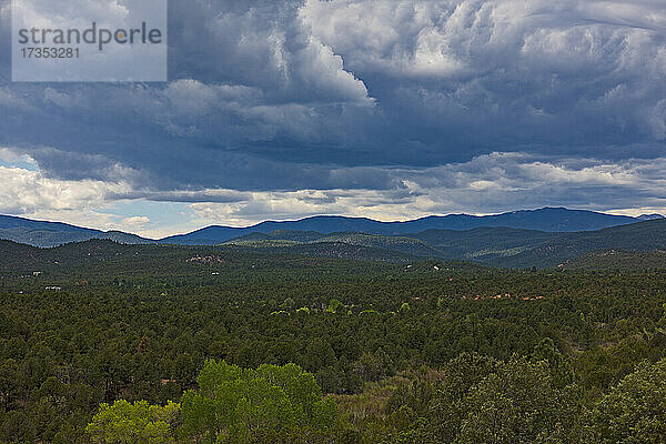 USA  New Mexico  Pecos  Pecos National Historic Park  Landschaft mit Sangre de Cristo Mountains und Wolken