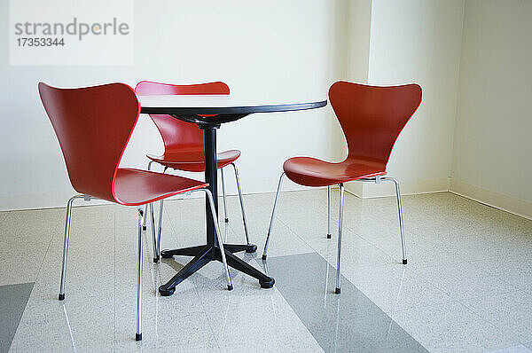 Leerer Tisch und roter Stuhl in der Cafeteria
