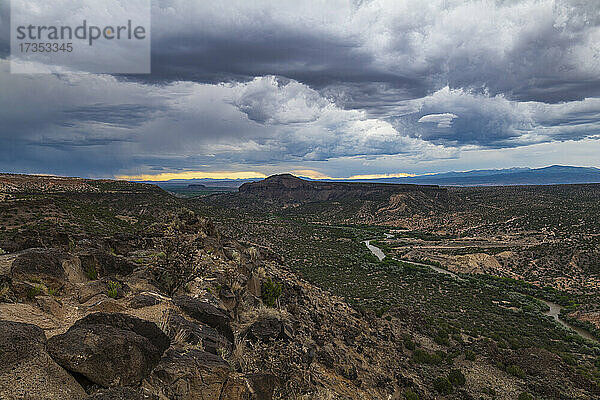 USA  New Mexico  White Rock  Sturmwolken sammeln sich über White Rock Overlook