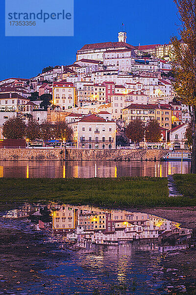 Portugal  Region Centro  Coimbra  Gebäude  die sich im Wasser spiegeln