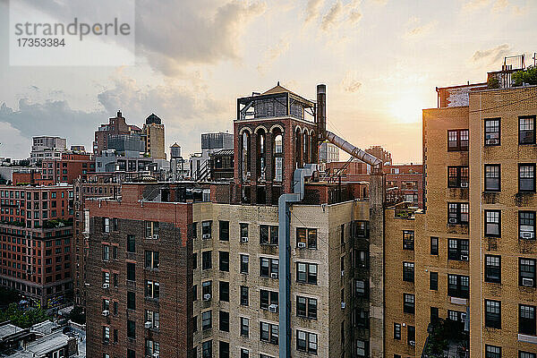 USA  New York  New York City  Mehrfamilienhäuser bei Sonnenuntergang