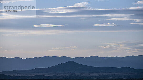 USA  Santa Fe  New Mexico  El Dorado  Landschaft mit Bergen und dunstigem Himmel