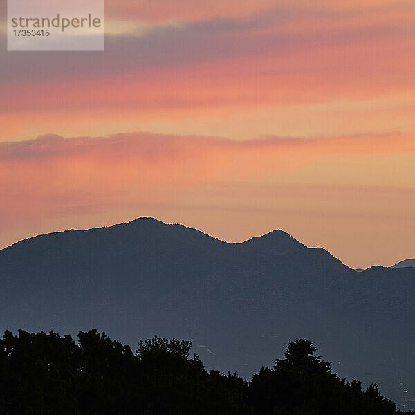 USA  New Mexico  Sandia Mountains von Santa Fe  farbenfroher Himmel über den Sandai Mountains bei Sonnenuntergang