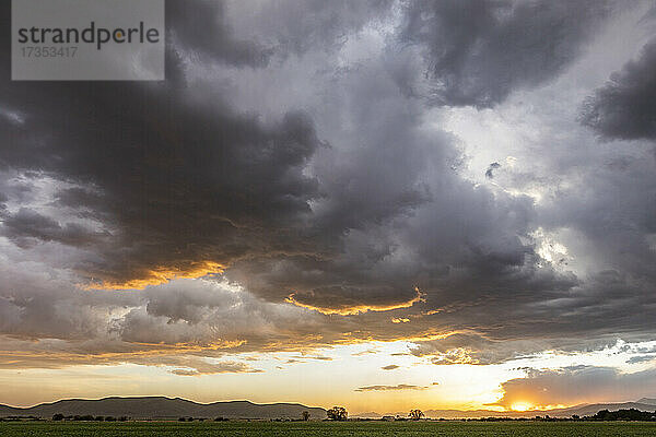 USA  Idaho  Bellevue  Sturmwolken über Feldern bei Sonnenuntergang