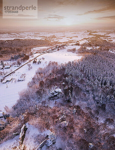 Polen  Karpatenvorland  Odrzykon  Luftaufnahme der Ruinen der Burg Kamieniec im Winter