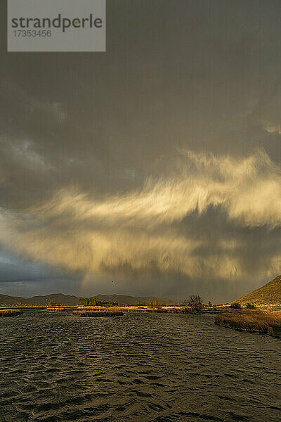 USA  Idaho  Picabo  Sturmwolken über der Landschaft bei Sonnenuntergang