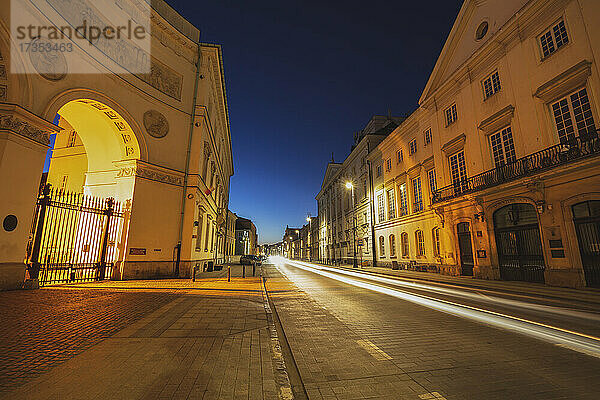 Polen  Masowien  Warschau  beleuchtete Stadtstraße mit historischen Gebäuden bei Nacht
