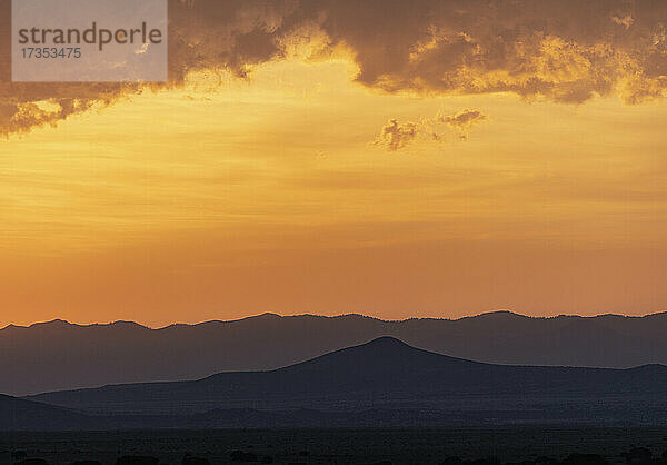USA  New Mexico  Santa Fe  El Dorado  Sonnenuntergangshimmel mit Wolken über der Wüstenlandschaft