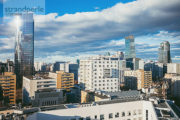 Polen  Masowien  Warschau  Skyline der Stadt mit Wolkenkratzern