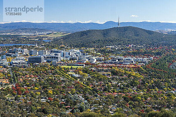 Australien  Australisches Hauptstadtterritorium  Canberra  Stadtbild im grünen Tal